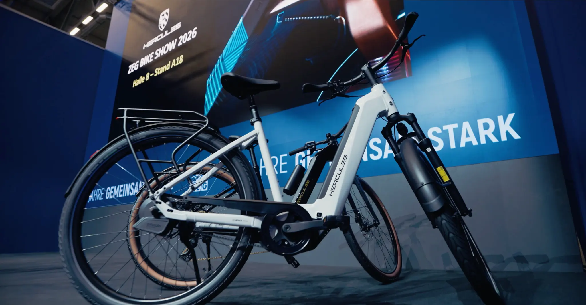 Weißes HERCULES E-Bike an einem Messestand der ZEG Bike Show 2026.
