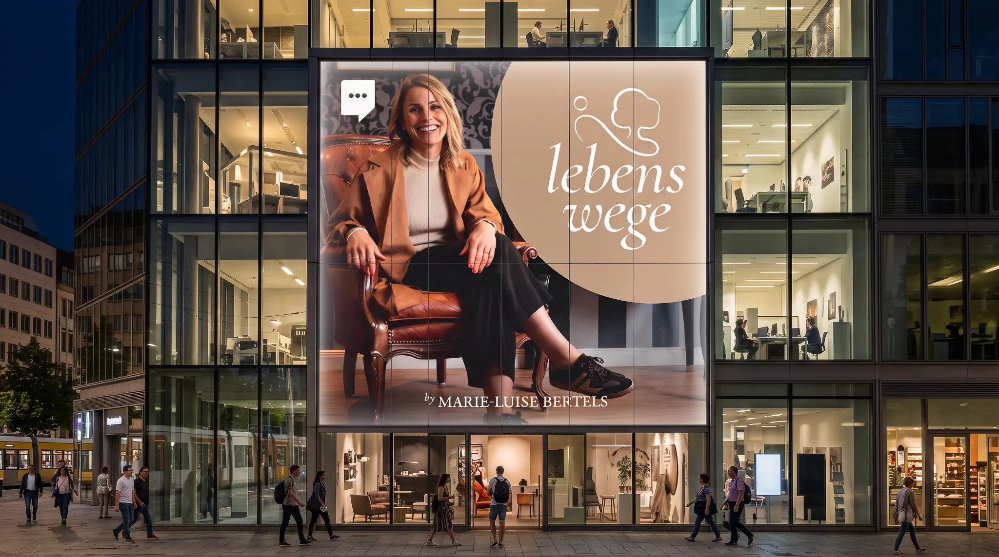 Großes Lebenswege-Mural mit Podcastmotiv an der Fassade eines modernen Bürogebäudes