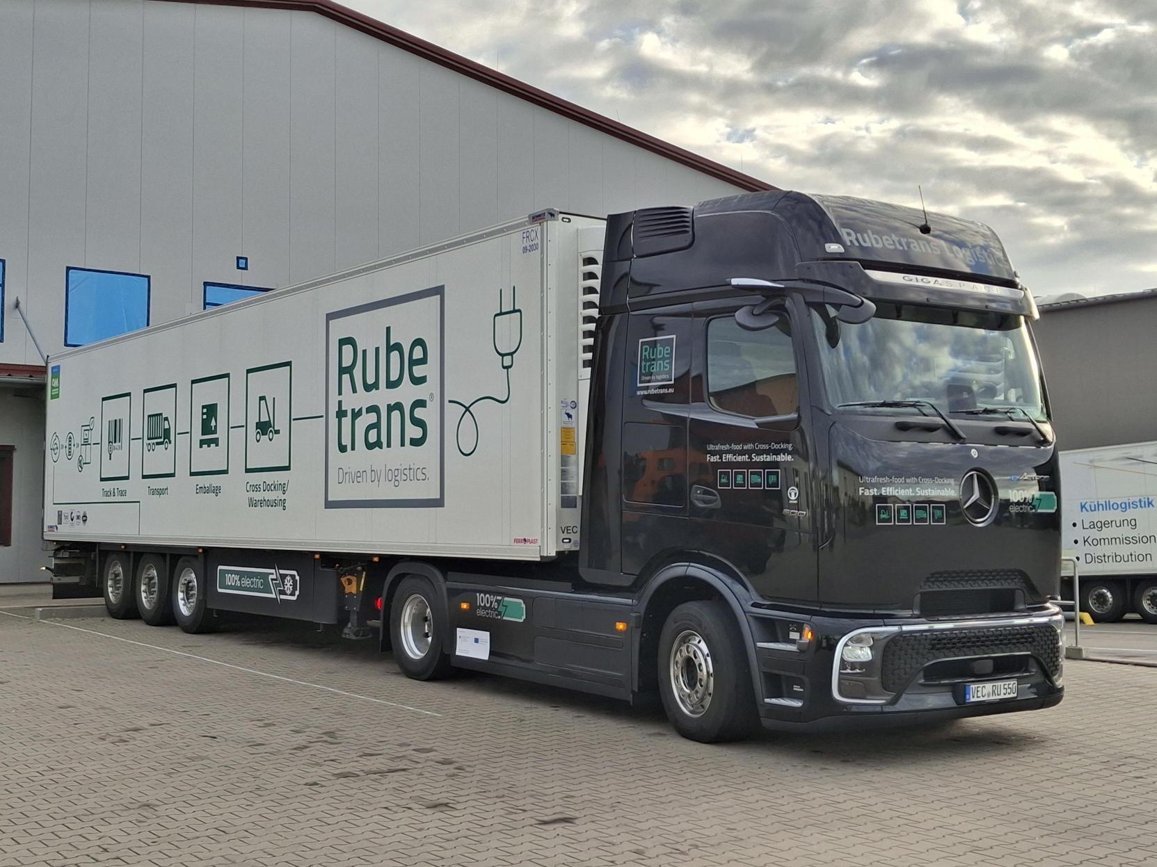 Elektrischer Rubetrans-Lastwagen vor dem Logistikstandort in Steinfeld.
