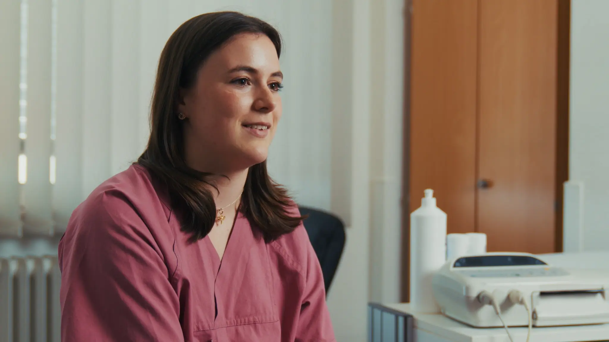 Mitarbeiterin eines Krankenhauses der Schwester Euthymia Stiftung in einem Behandlungsraum.
