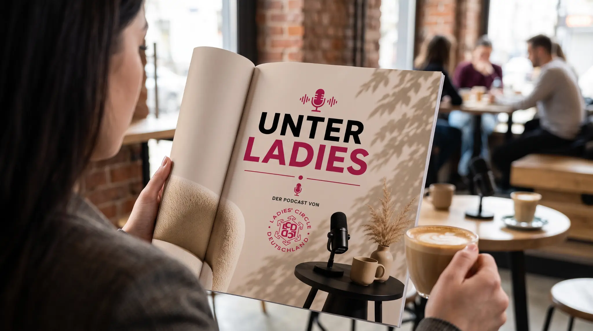 Person in einem Café hält ein Magazin mit dem Podcastmotiv Unter Ladies von Ladies' Circle Deutschland