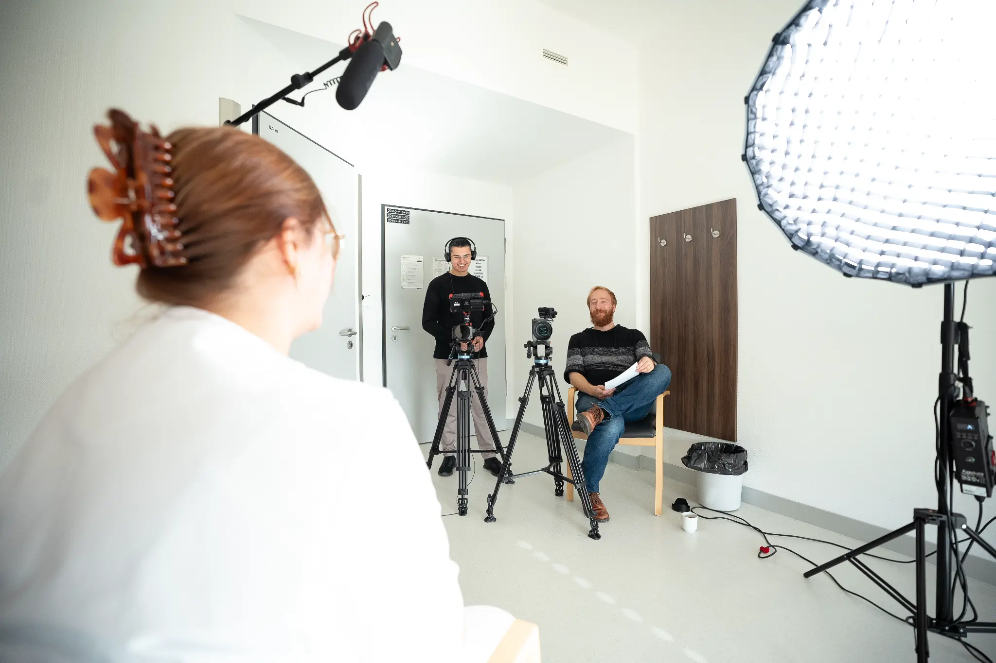 RPLC-Produktionsteam bei einem Videodreh im Studio mit Kameras, Tonangel und Licht.