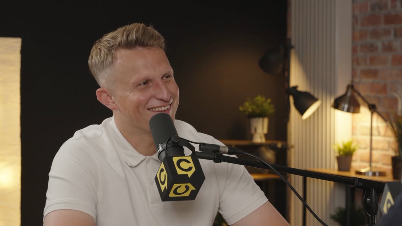 Julian Gieseke mit Mikrofon im RPLC-Studio.