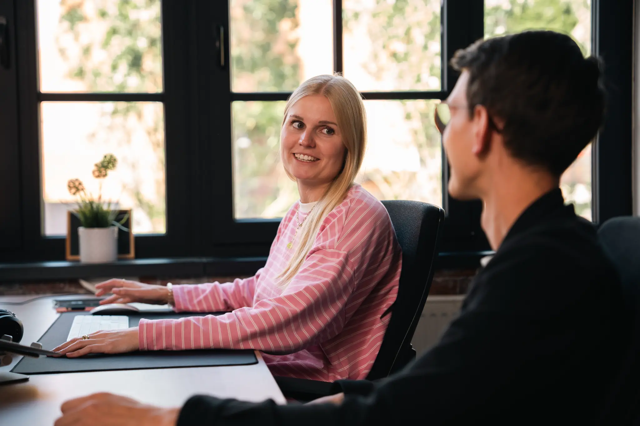 Rika Hebbeler aus dem RPLC-Team am Arbeitsplatz.