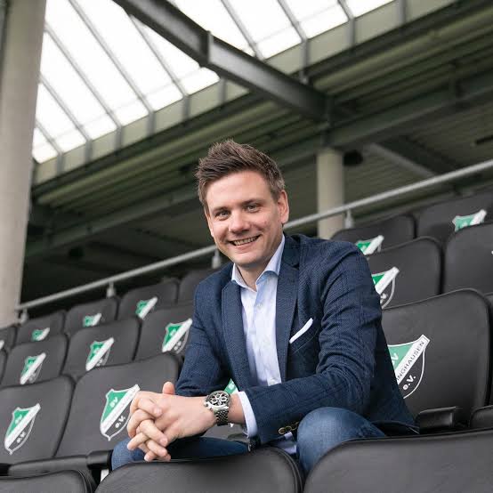 Alexander Müller, Geschäftsführer des SV Rödinghausen, sitzt im Häcker Wiehenstadion auf einem Tribünensitz.