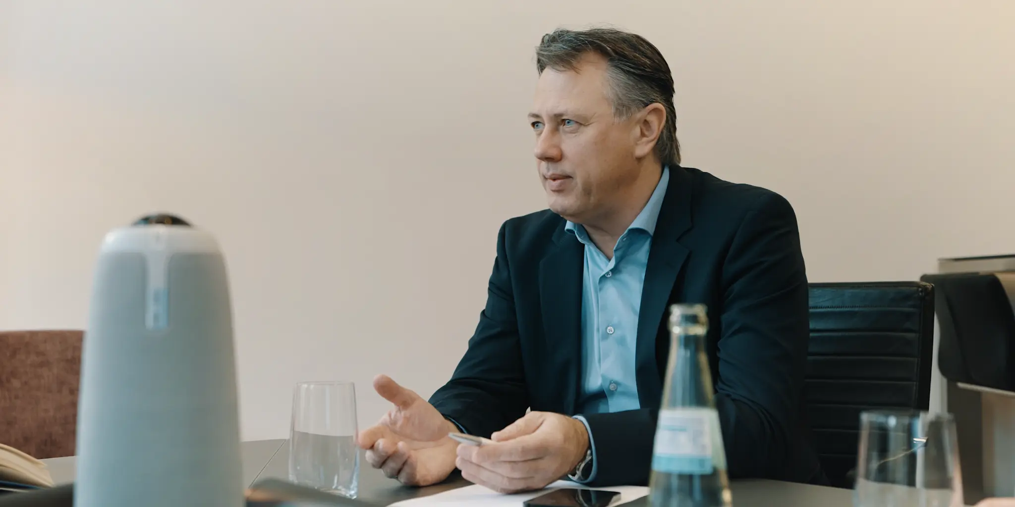 Dr. Gregor Scheja von Scheja & Partners spricht in einer Besprechung an einem Konferenztisch.