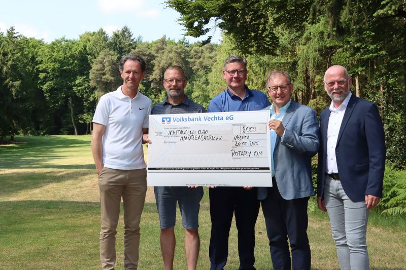 Fünf Personen stehen im Freien mit einem großen Spenden-Scheck für das Andreaswerk.