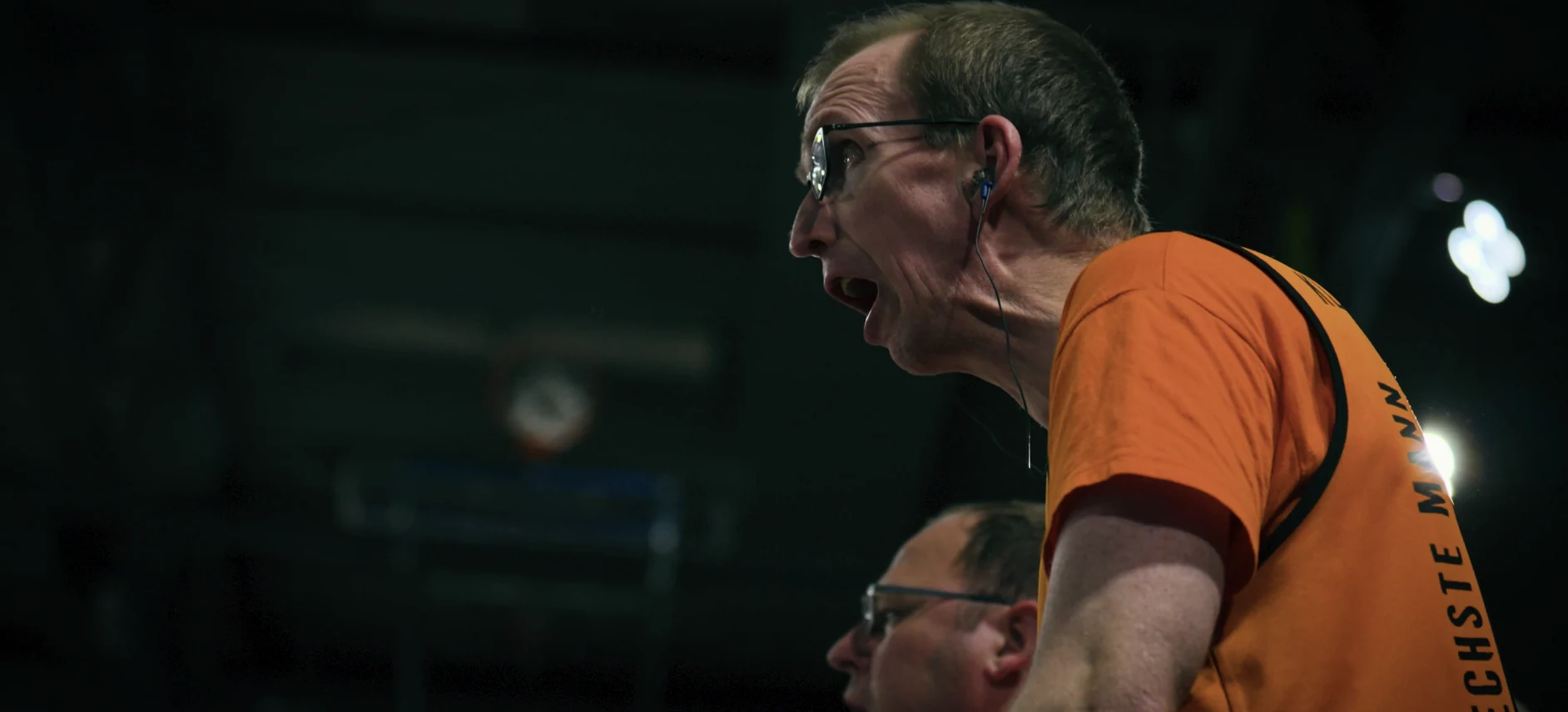 Engagierter Basketballfan bei der Folge Basketball und Inklusion